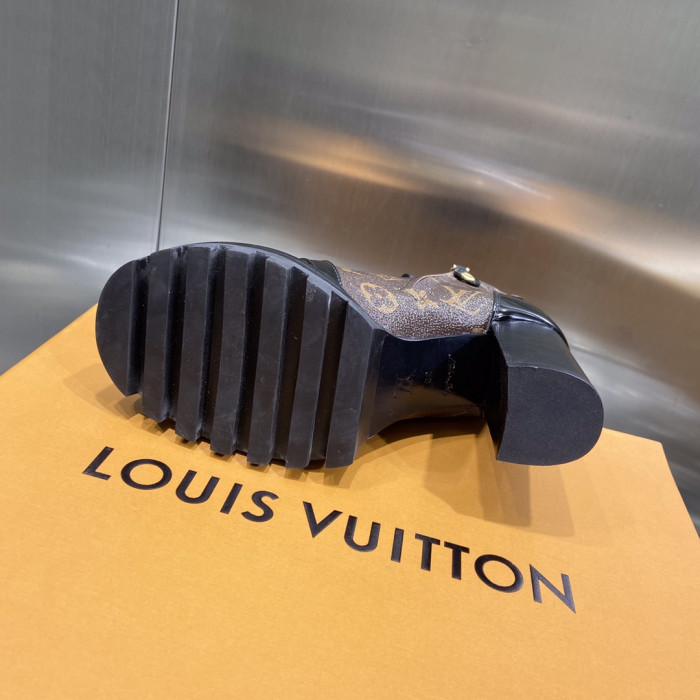 LOUS VUITO BROWN STAR TRAIL ANKLE BOOTS